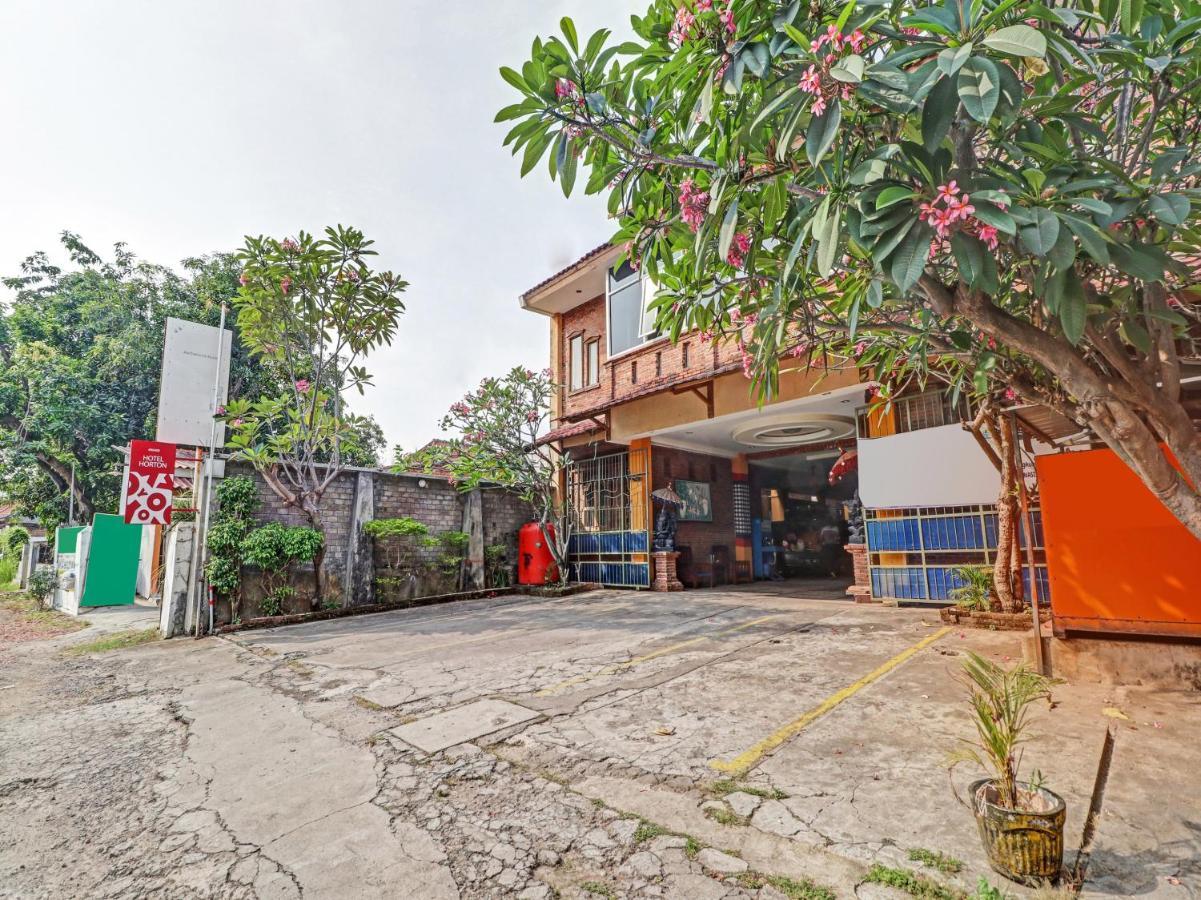 Oyo 90408 Hotel Horton Cirebon Exterior photo