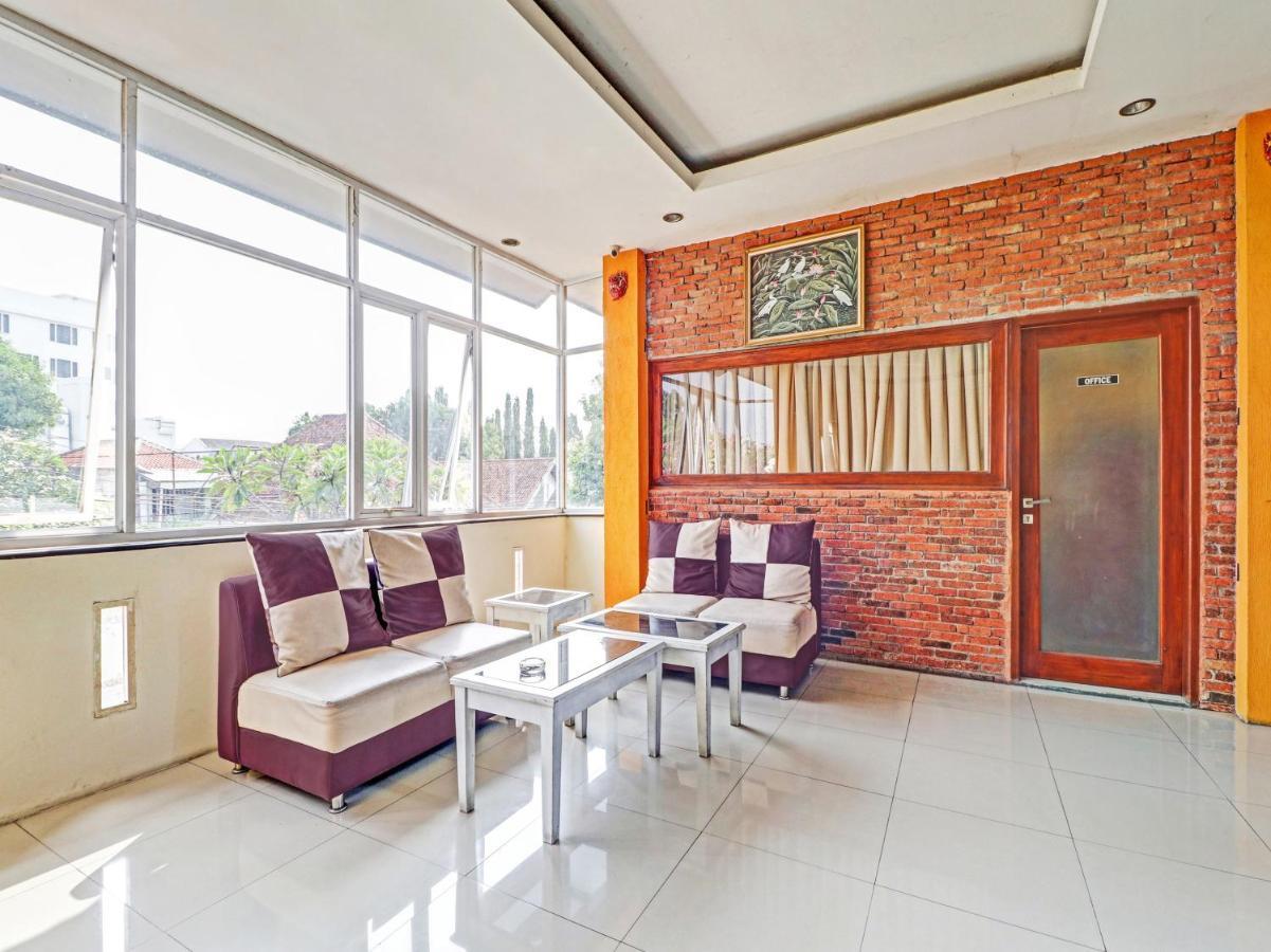 Oyo 90408 Hotel Horton Cirebon Exterior photo